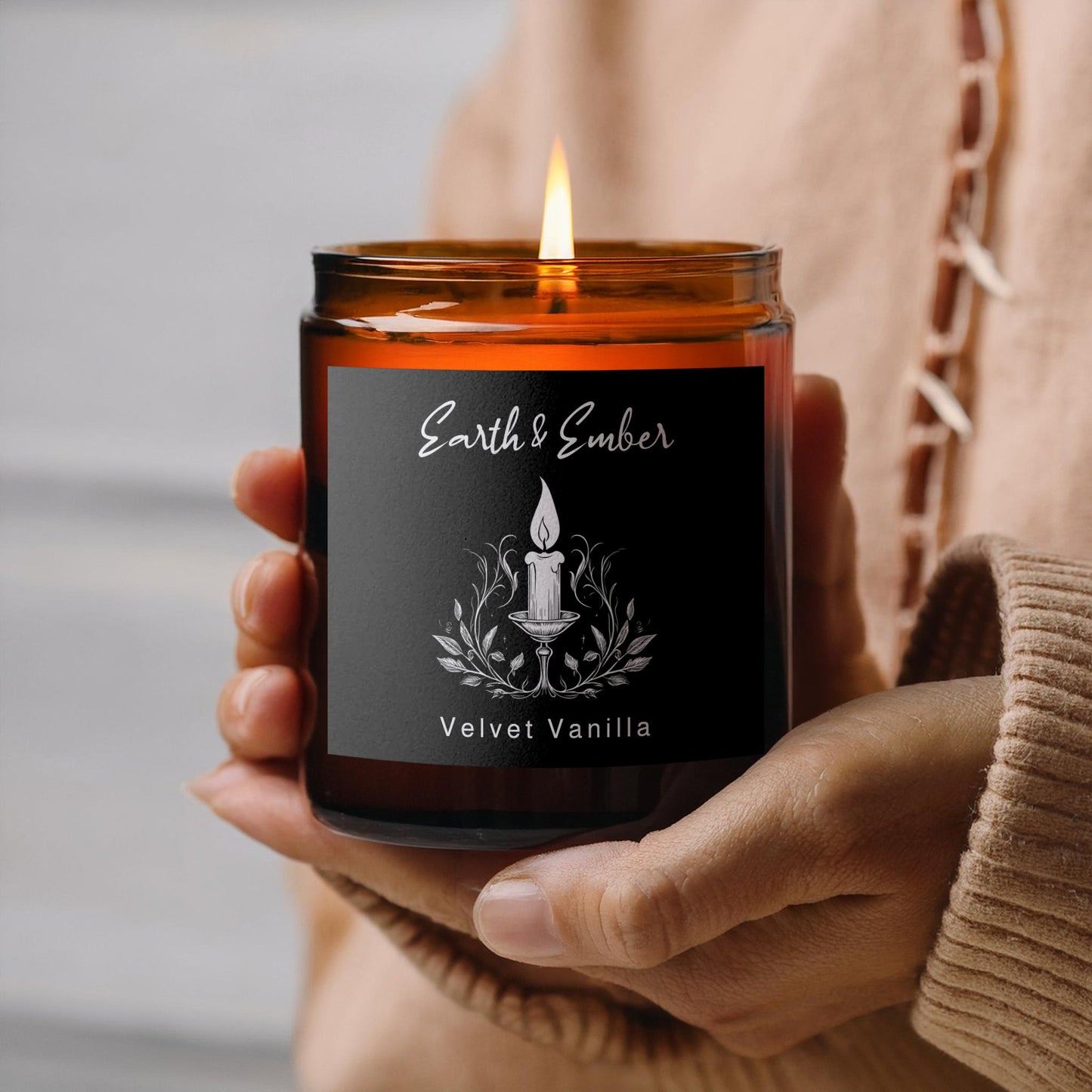 Velvet Vanilla Scented Amber Candle Image 3